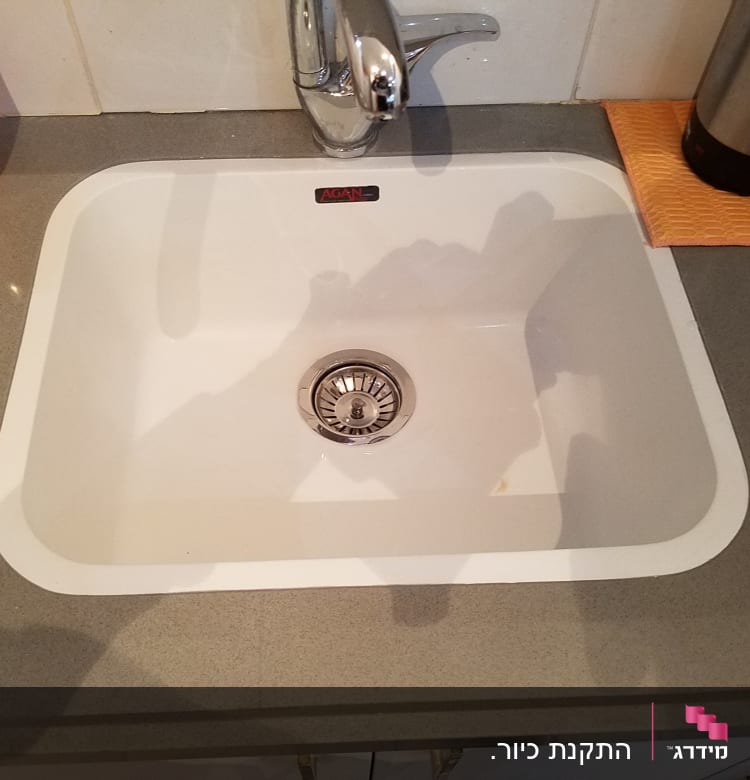 כיור שיש עם ברז מתכת מבריק